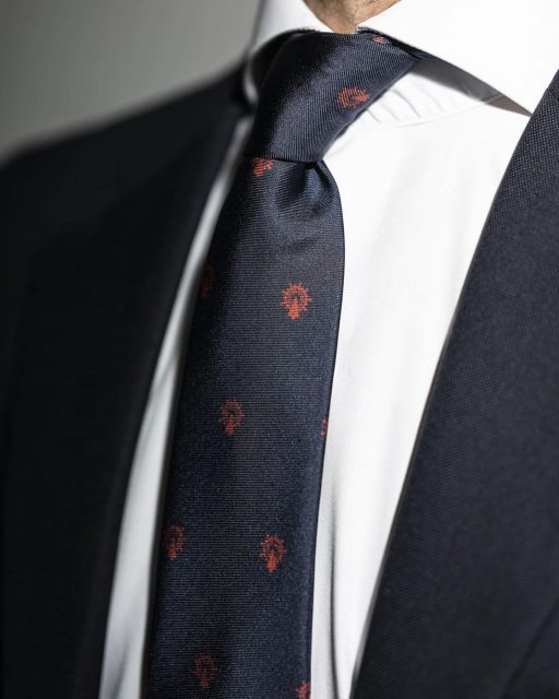 La nueva corbata ‘Virgen Granate’ va a ser de lo más vendido: es elegante, clásica y perfecta para cualquier día de trabajo o un evento🤍
.
#jaspeoriginal #corbata #virgendelpilar